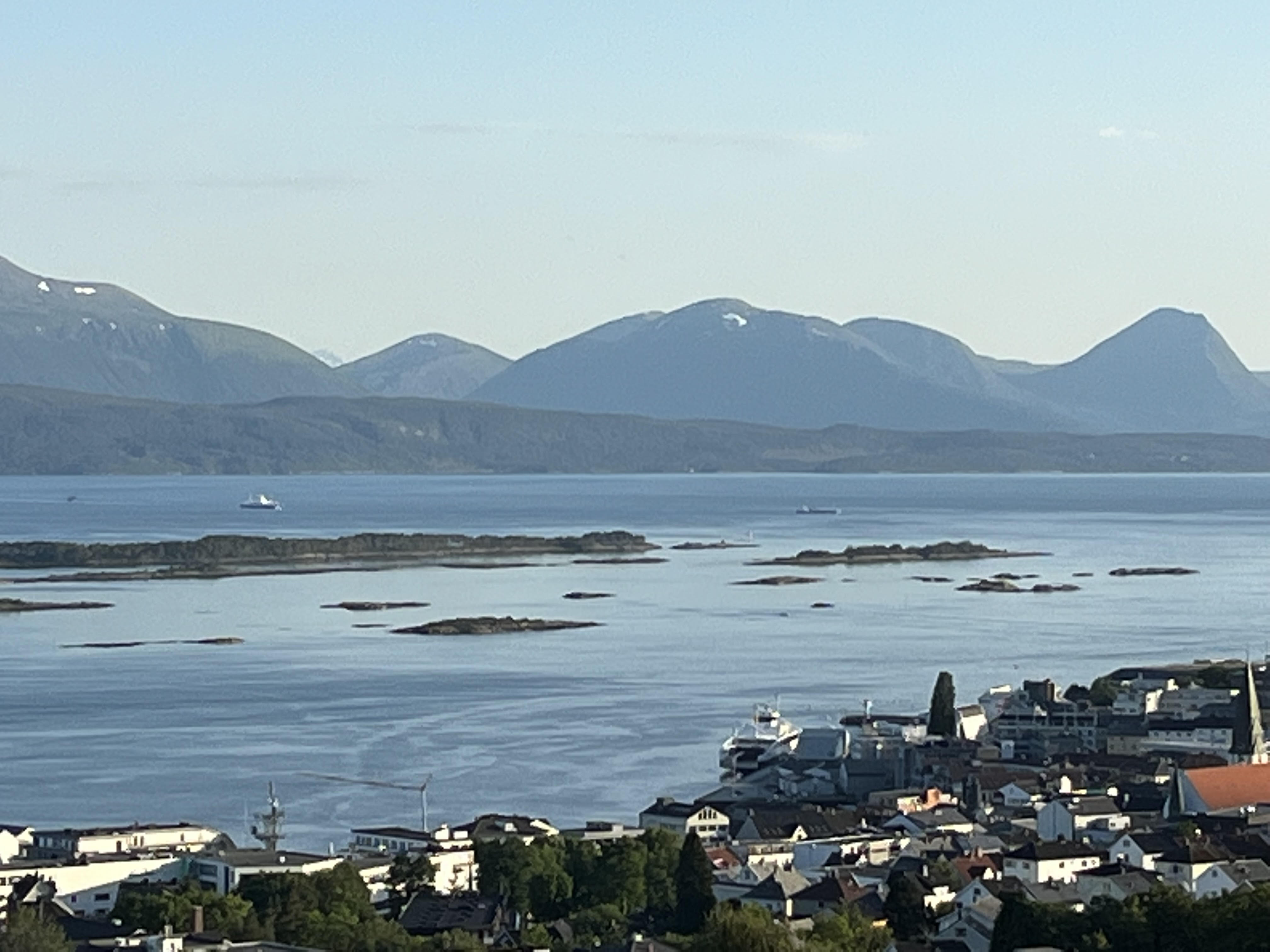Utsikt over Molde med fjord og fjell